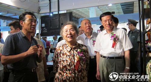 全国人大常委会副委员长何鲁丽视察唐三彩产业发展情况