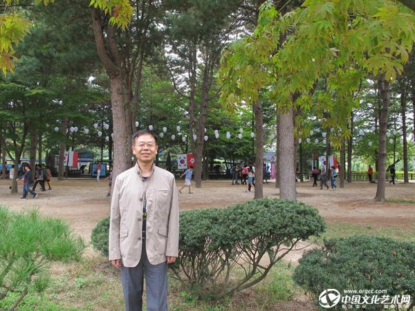 随中国书法艺术代表团参加“值得收藏文字——2014国际当代汉字书法艺术双年展”