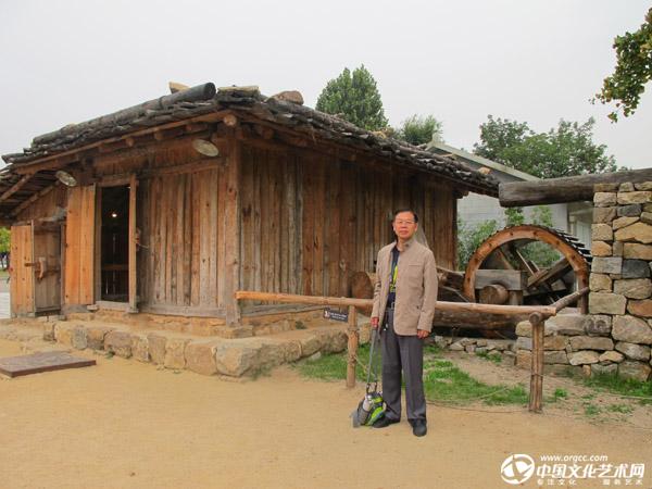 随中国书法艺术代表团参加“值得收藏文字——2014国际当代汉字书法艺术双年展”