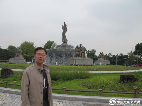 随中国书法艺术代表团参加“值得收藏文字——2014国际当代汉字书法艺术双年展”