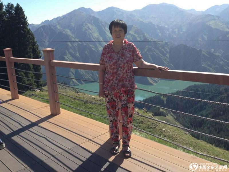 画家闫秀伶在沙坡头个人风采照