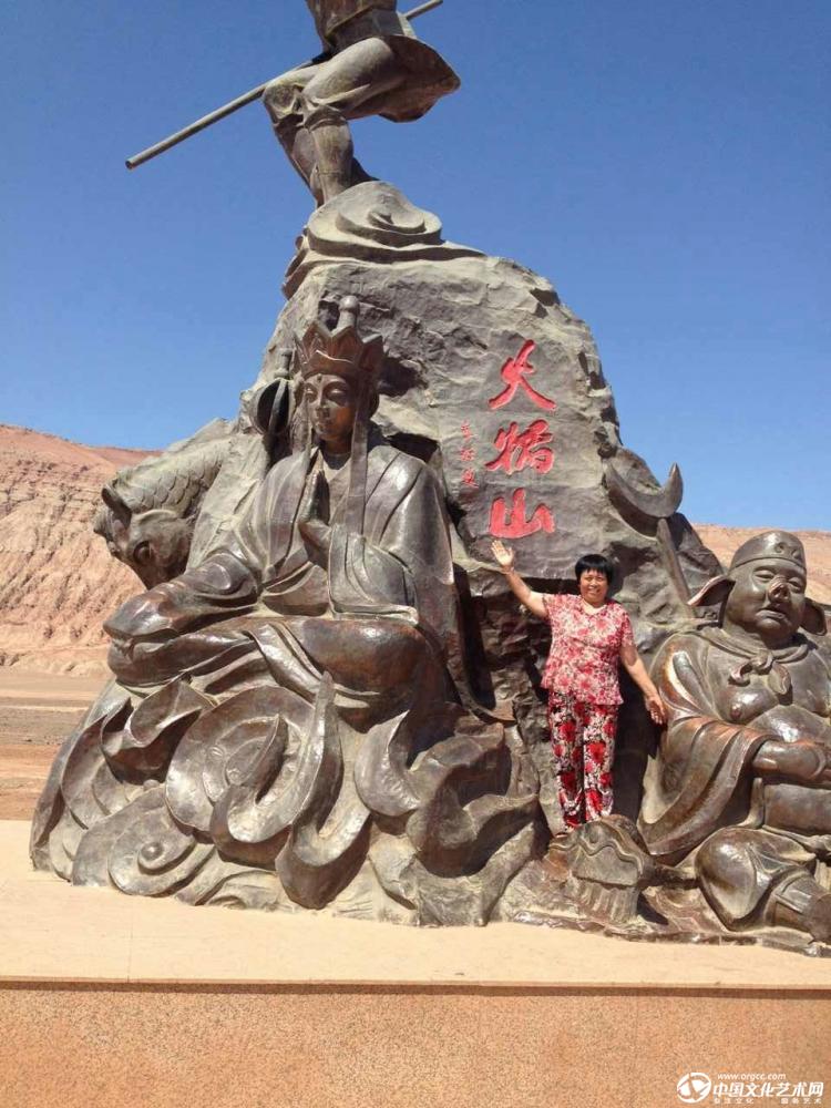 画家闫秀伶在沙坡头个人风采照
