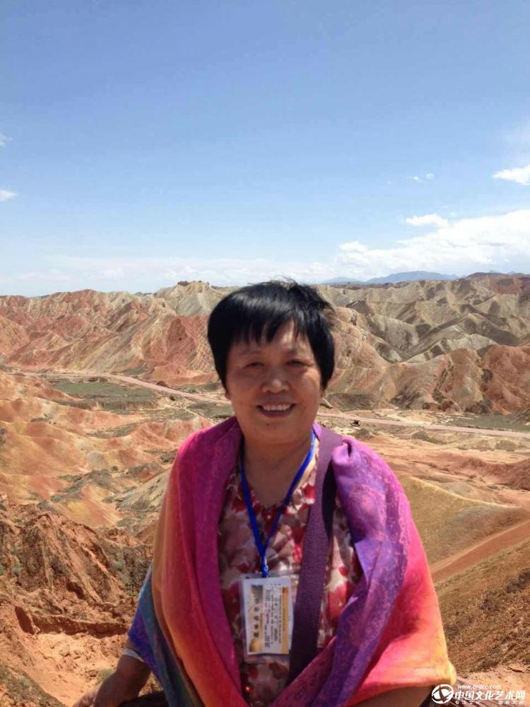 画家闫秀伶在沙坡头个人风采照