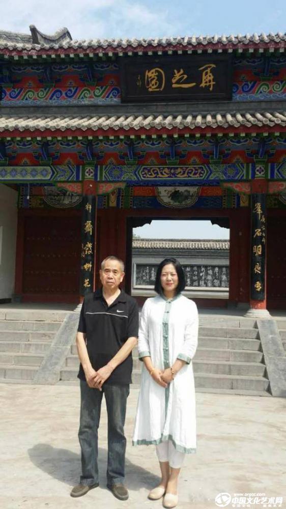 孟留山院长向贺国强书记赠送王铎诗文残稿一书，并合影留念