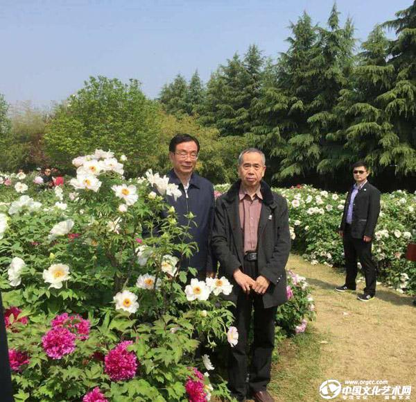 孟留山院长向贺国强书记赠送王铎诗文残稿一书，并合影留念