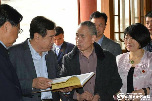 孟留山院长向贺国强书记赠送王铎诗文残稿一书，并合影留念