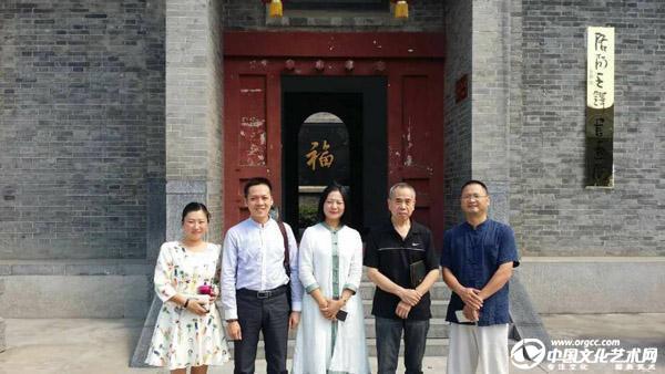 孟留山院长向贺国强书记赠送王铎诗文残稿一书，并合影留念