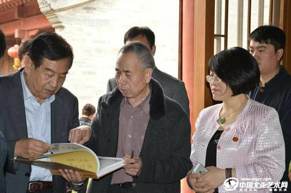 孟留山院长向贺国强书记赠送王铎诗文残稿一书，并合影留念