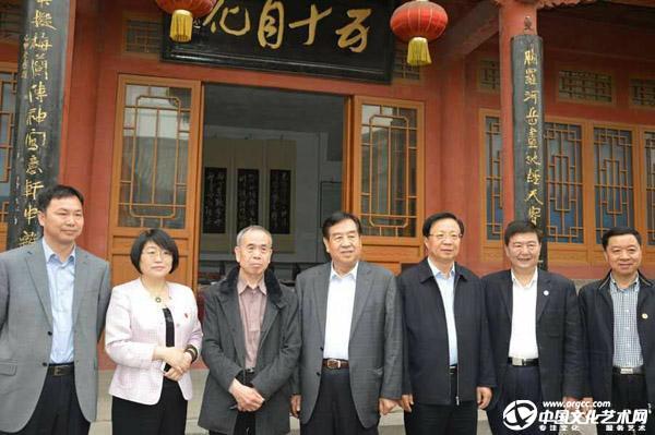 孟留山院长向贺国强书记赠送王铎诗文残稿一书，并合影留念