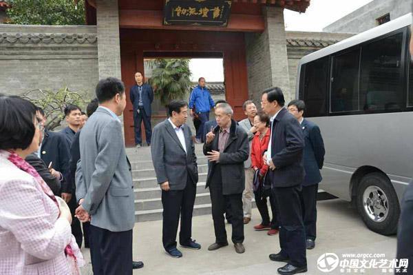 孟留山院长向贺国强书记赠送王铎诗文残稿一书，并合影留念