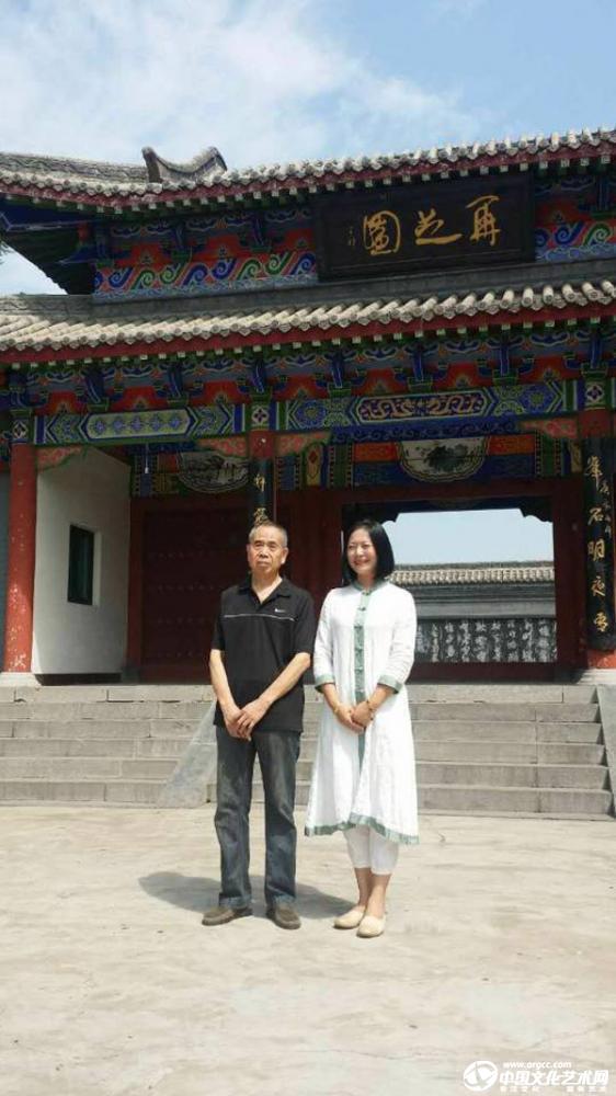 孟留山院长向贺国强书记赠送王铎诗文残稿一书，并合影留念