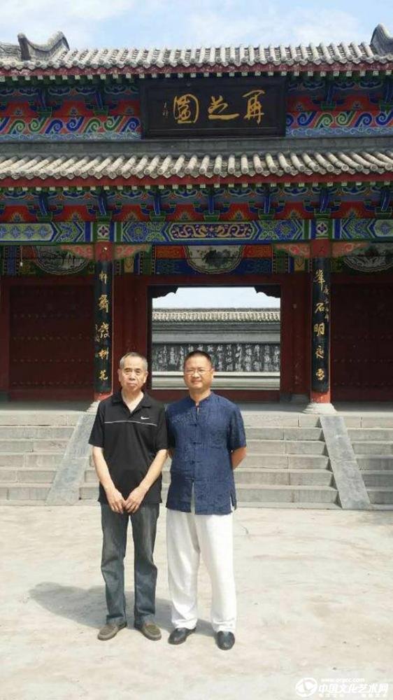 孟留山院长向贺国强书记赠送王铎诗文残稿一书，并合影留念