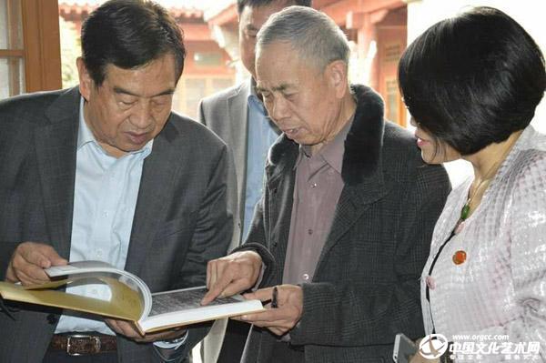 孟留山院长向贺国强书记赠送王铎诗文残稿一书，并合影留念