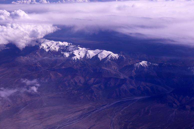 雪山与河流
