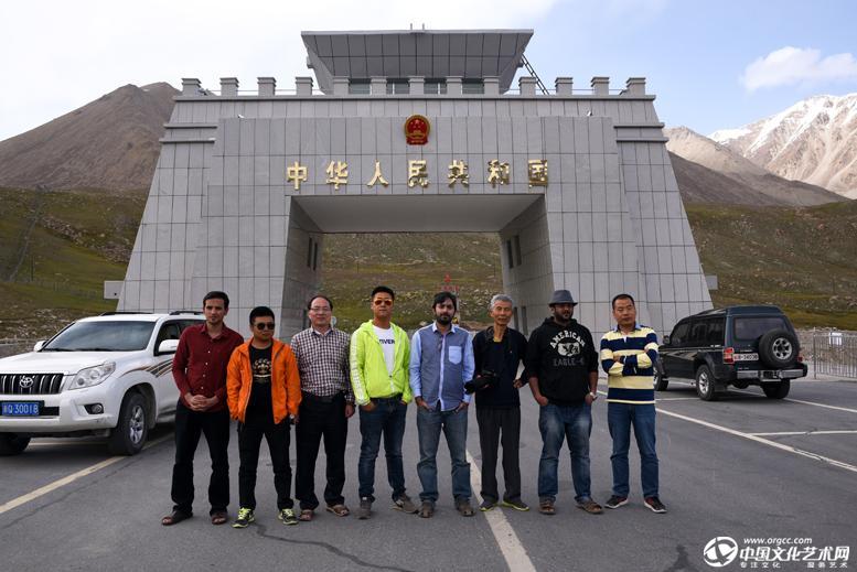 和巴基斯坦友人在红其拉甫边防站合影