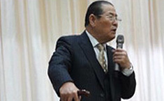 ???彭清一受邀主讲迎新春感恩教育报告会??