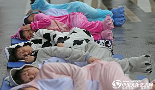 深度睡眠咨询工作室创始人,心理咨询师唐堂在长沙发起了一场"睡大街"