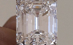 100<b>克拉</b>“祖母绿形”钻石在美国拍出1.37亿元 