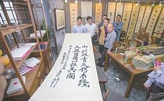 <b>近代</b>名人字画亮相南京 引来众多爱好者参观