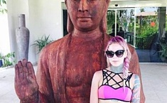 美国女模坐佛像大腿拍照 遭泰国佛<b>教徒</b>恐吓
