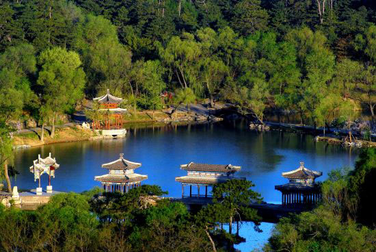 北京站  北京动态  正文  2015年5月1日,由承德避暑山庄及周围寺庙