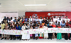 <b>洛阳画家</b>宁波教外国友人画牡丹(附图）