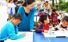 组图：公益画家<b>王芳芳</b>：帮62个乡村孩子实现愿望