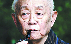 92岁高龄画家黄永玉正<b>临摹</b>清明上河图