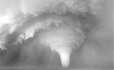 男子穿越美国龙卷风<b>走廊</b> 拍摄超级风暴