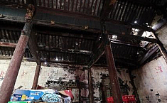 南京百年<b>李鸿章祠堂</b>屋顶被暴雨冲出大洞