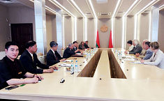 白俄罗斯<b>共和国</b>议会议长接见中国艺术家代表团