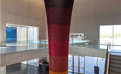 艺术家用68000个<b>彩色</b>夹衣架创造的“日出漩涡”