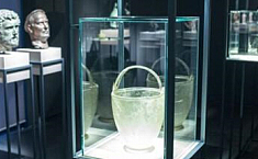 以色列有两千年历史的<b>花瓶</b>被小女孩打破