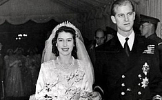 英国女王68年前婚礼<b>蛋糕</b>被拍卖 500英镑成交