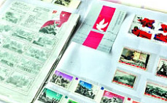 老人十多年<b>收集</b>6套抗战胜利纪念邮票