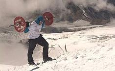 俄男子背75<b>公斤</b>杠铃征服欧洲最高峰 用时8天