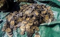 <b>新西兰</b>99名潜水员清理海域发现数百古币