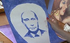 俄罗斯女画家用胸部画普京<b>肖像画</b>