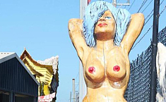 <b>墨尔本</b>市裸体美人鱼雕像惹争议