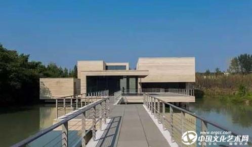 木心美术馆位于乌镇西栅景区元宝湖畔,建筑面积8000平方米,毗邻乌镇大