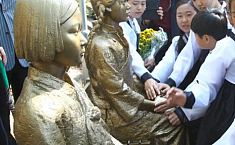 首座中韩“慰安妇”少女雕像落户<b>首尔</b>街头