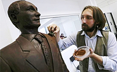 俄糕点艺术家制作<b>普京</b>巧克力雕塑