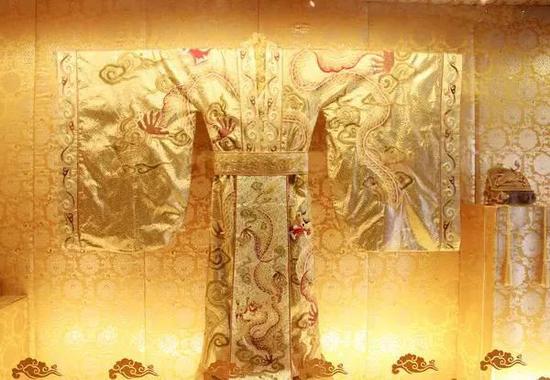 龙袍里的秘密:第九条金龙绣在里面