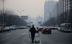 北京一男子用100天收集雾霾<b>灰尘</b>制成砖