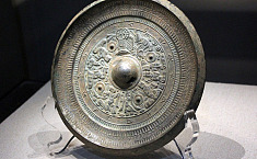 古代铜镜：中国青铜浇铸艺术的一朵<b>奇葩</b>