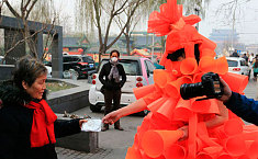 北京首发<b>雾霾</b>红色预警 行为艺术现京城