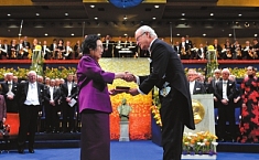 <b>诺贝尔奖</b>：瑞典国王古斯塔夫为屠呦呦颁奖