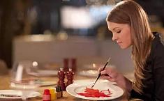 加拿大<b>女艺术家</b>在餐盘上作画以假乱真