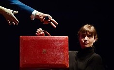 铁娘子的红箱拍出24万英镑 远超<b>丘吉尔</b>