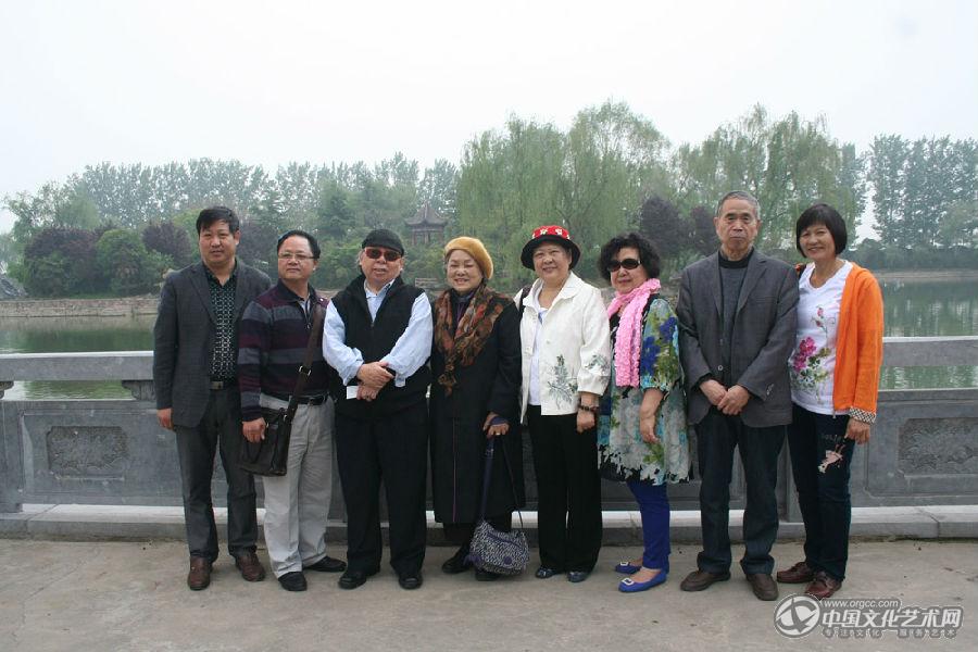 与新北市艺文协会理事长杨月明(右四)执行理事长徐叶青等合影4.jpg